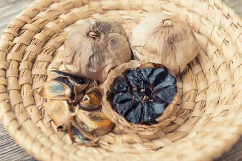 سیر سیاه چینی تخمیر شده با بسته‌ بندی لوکس